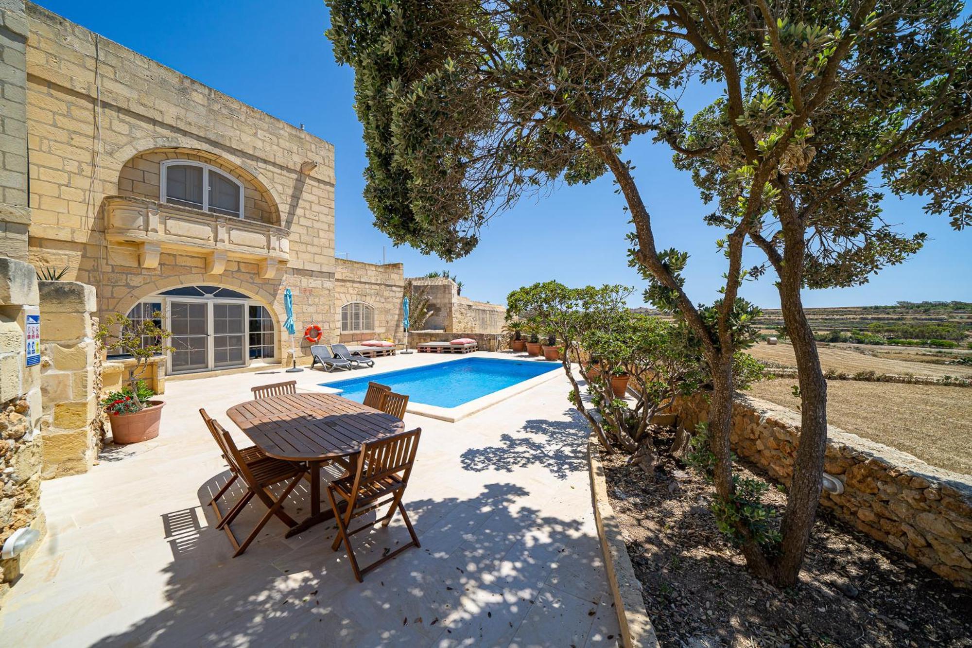 Lonza Gharb Farmhouse Luaran gambar