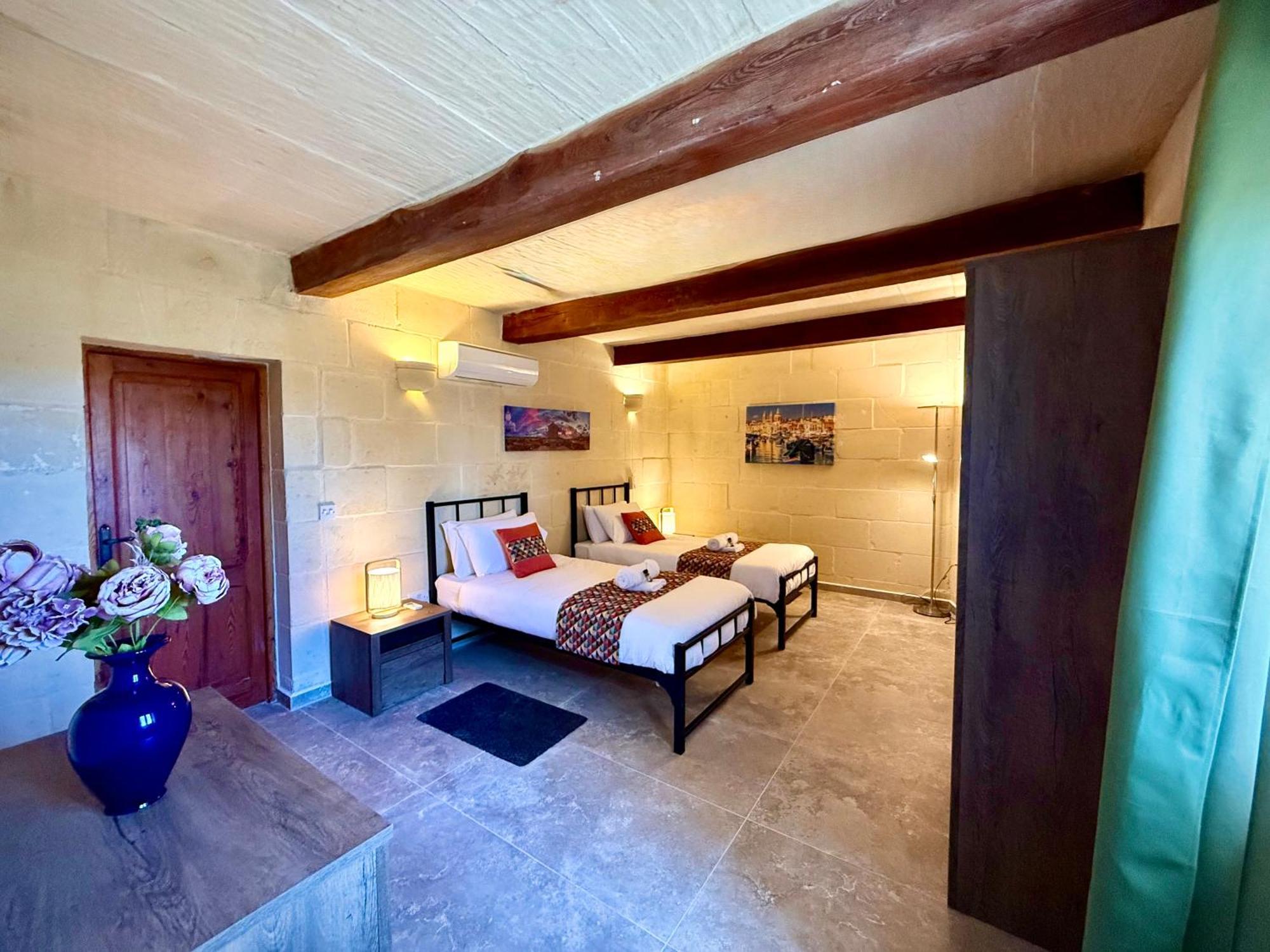 Lonza Gharb Farmhouse Luaran gambar