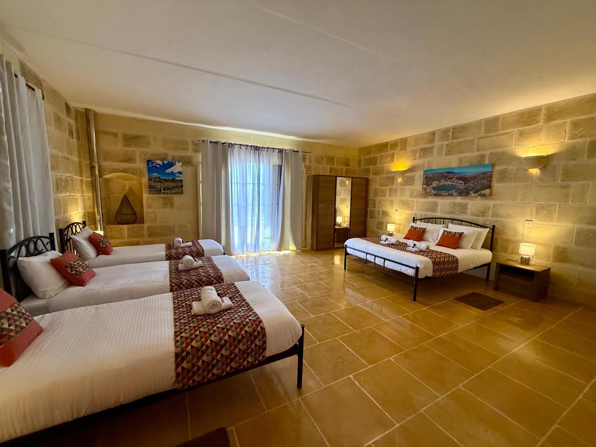 Lonza Gharb Farmhouse Luaran gambar