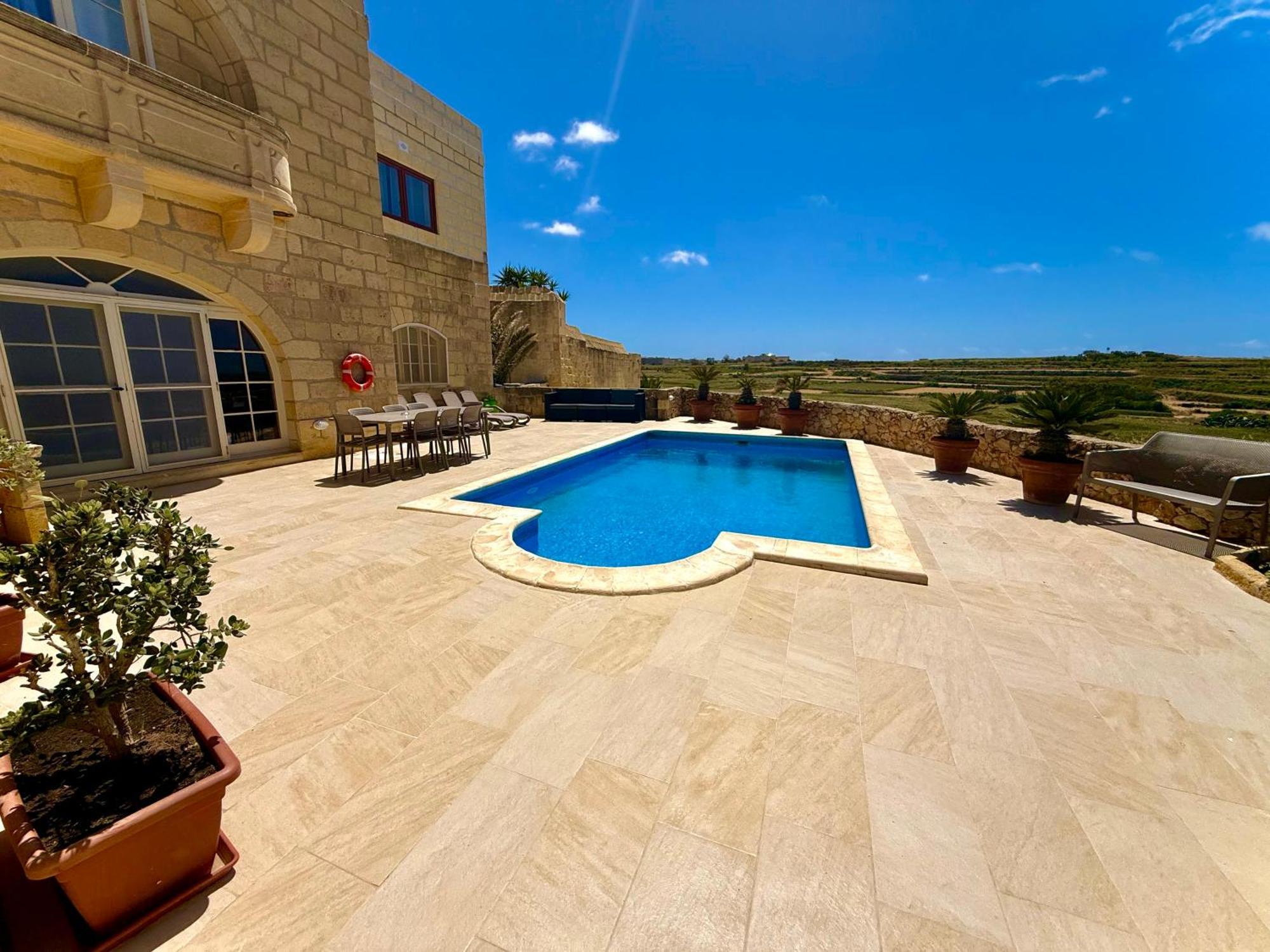 Lonza Gharb Farmhouse Luaran gambar