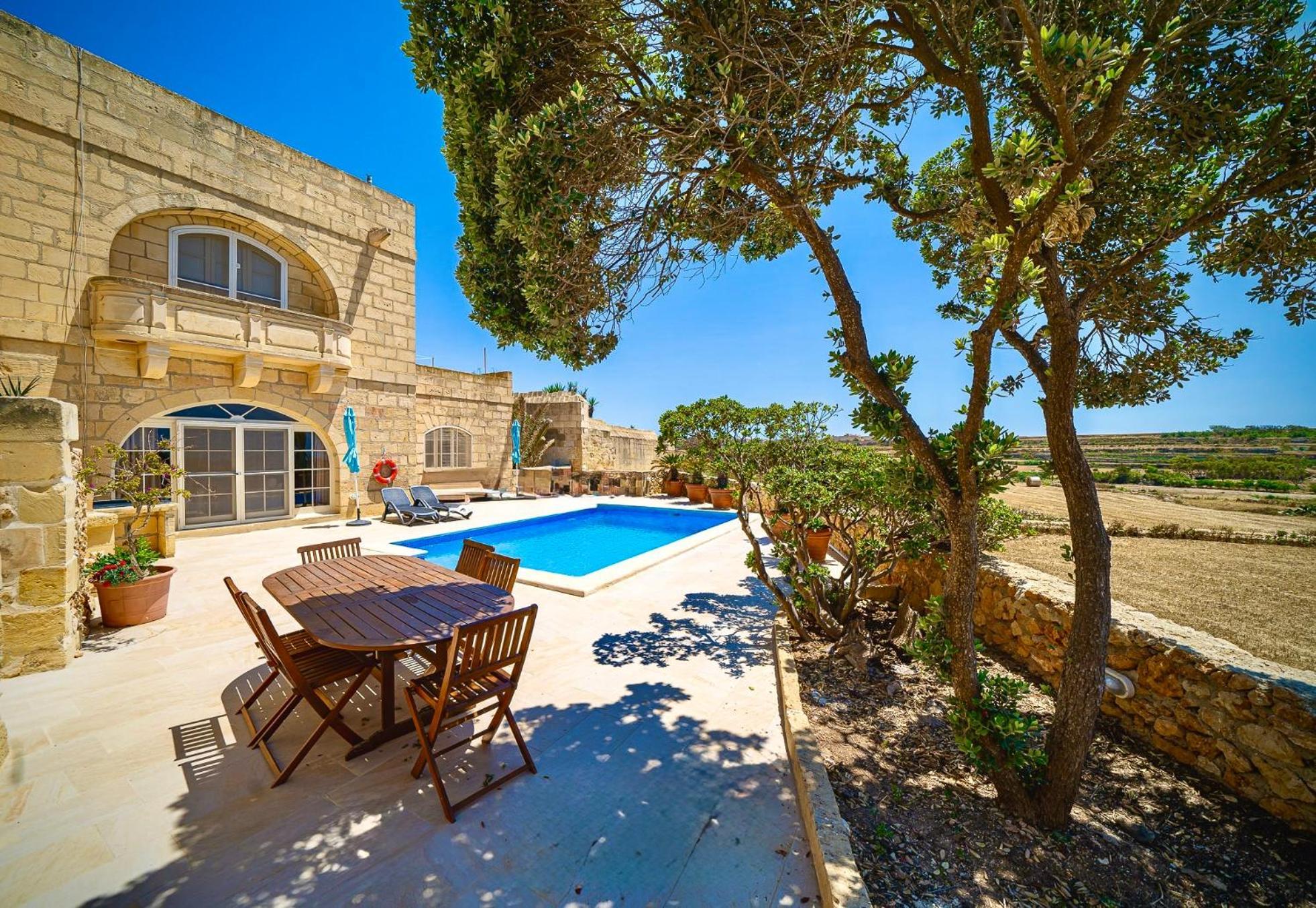 Lonza Gharb Farmhouse Luaran gambar