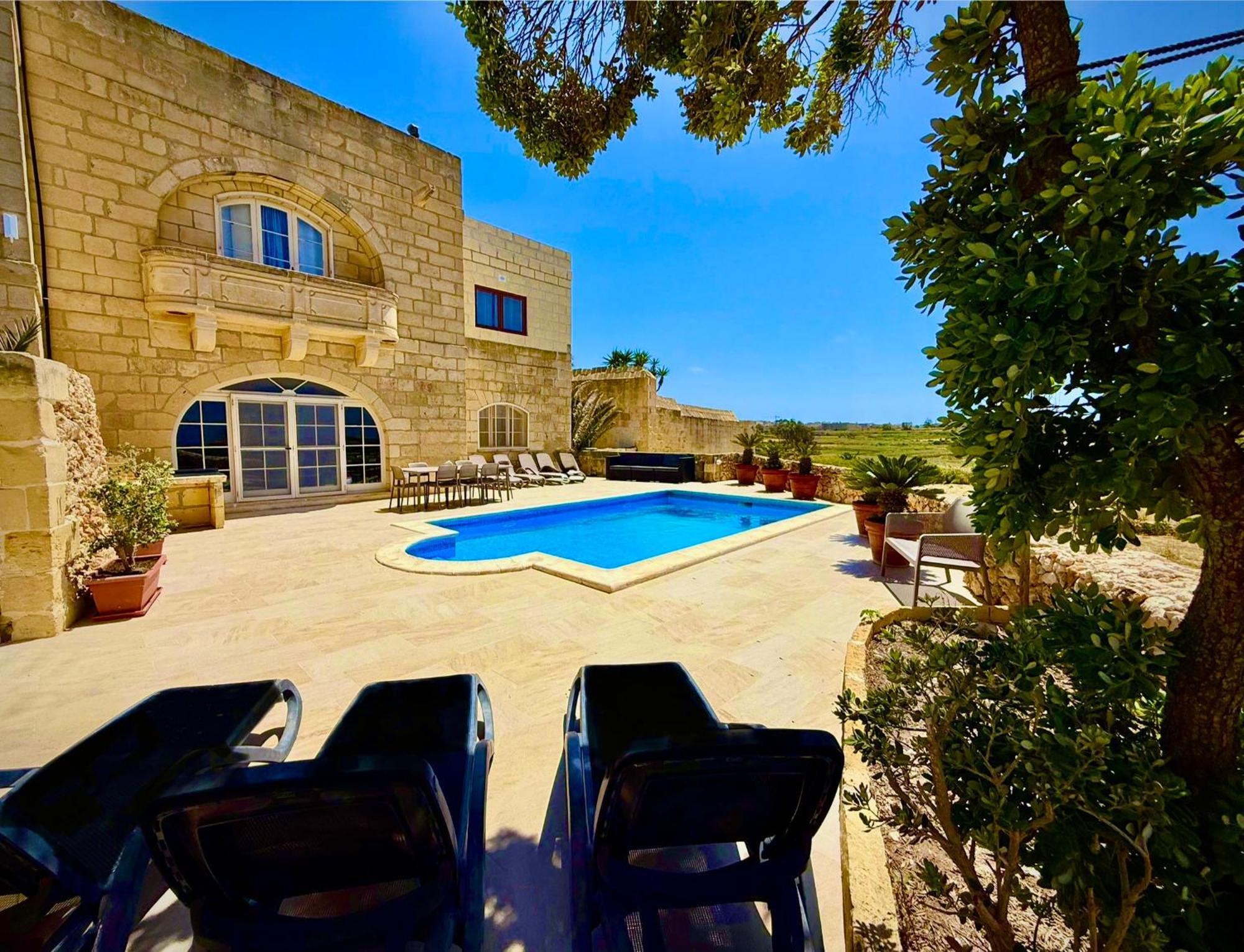 Lonza Gharb Farmhouse Luaran gambar